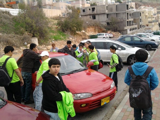 Amit school boys volunteer