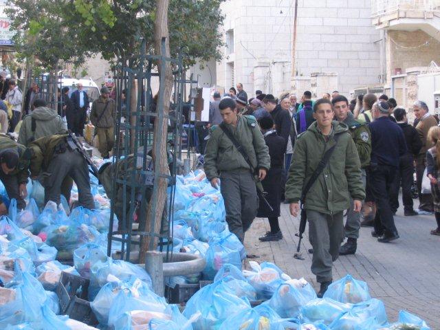 IDF soldiers came to pack food baskets for the needy
