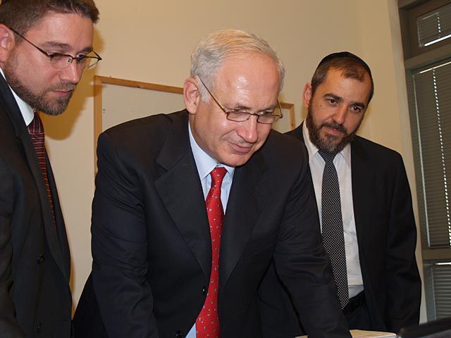 MK Benjamin Netanyahu meets with Aryeh Luria, founder of YAD at the Knesset to discuss poverty in Israel
