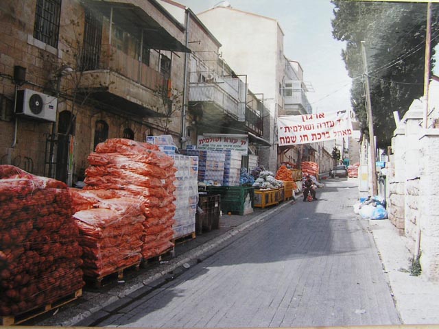 Yad Ezra V'Shulamit trying to fill Over 10,000 requests for food baskets for the holidays